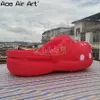 Mockup personalizzato di zoccoli gonfiabili rossi, pantofole con ventilatore per fiere/pubblicità/decorazioni commerciali