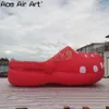Mockup personalizzato di zoccoli gonfiabili rossi, pantofole con ventilatore per fiere/pubblicità/decorazioni commerciali