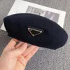 2023 Kapity kulowe designerskie czapki kulkowe Odwrócone trójkąt Ice jedwabny beret brytyjski vintage cienki słomka artysta kapelusz letni siatka hat hat hat hat hat hat płaskie czapki dla kobiet