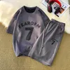 トラックスーツマンスポーツセットスエードTシャツとショートパンツ2023男子ショートリーブトップラウンドネック2ピースセット膝の長さ