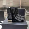 Botas de diseñador Botas Chelsea de alta calidad para mujer Botines de marca de moda Botas clásicas de piel de becerro con cremallera plana de primera calidad Botas planas con letras de metal