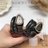 손목 시계 2023 Cussi 여성용 시계 여성용 뱀 모양 럭셔리 손목 시계 스틸 독특한 골드 쿼츠 여성용 시계