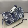 デザイナー本革の屋外旅行バッグレディースラグジュアリーブランドユニセックスダッフルバッグカモフラージデニム刺繍レター