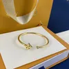 Med boxdesigner öppen armband guld diamantarmband juvelery för kvinnor män armband rostfritt stål smycken inte allergisk designer armband
