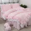 Комплекты постельного белья Удивительный роскошный комплект постельного белья розовый королевский размер с вышивкой и оборками, кружево, двойной пододеяльник, юбка принцессы, теплая наволочка HM-17P 231122