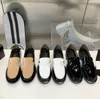 Tasarımcı Yeni Loafers Ayakkabı Kadın Retro Yuvarlak Başlıca İnci Toka Kalın Taban Ayakkabıları Kızlar Listeler Tatil Kalın Soluned Siyah Beyaz İş Deri Ayakkabı