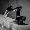 Robinets d'évier de salle de bains Installation de pont de robinet de lavabo de cascade en laiton et robinet mixte froid or brossé/gris lavabo à poignée unique