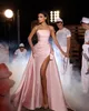 Trägerlose rosa Ballkleider mit abnehmbarem Rock Falten Oberschenkelschlitz Party Abendkleid Taillendekoration Langes Kleid für besondere Anlässe