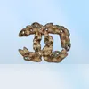 Design célèbre Lettres en argent Gold Luxurys Desinger Brooch Women Femme Righestone Pearl Letter Brooches Costume épingle Bijoux de mode Clothing9264277