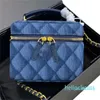 الكلاسيكية Matelasse Mini Box Box Crossbody Bag قابلة للتعديل حزام كتف مصمم فاخر عميق الأزرق الدنيم التجميلي حقائب اليد