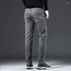 Męskie dżinsy ładne jesień i zimowa marka pasują do prostego ciemnego szarego dżinsowego klasycznego mody młodzieżowej mody męskiej