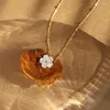 Collane con ciondolo Collana con fiori di pesca con conchiglia naturale bianca Catena con clavicola per donna Temperamento in acciaio inossidabile placcato gioielli in oro 18 carati