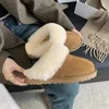 Chinelos de pele de ovelha um sapato botas de neve de lã verdadeira quente e fofo sola grossa sapatos de algodão de lã sair para usar sapatos de lã meio esfregão 231123