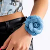 Elegant blå denim med stort blomsterarmband för kvinnor trendig som gör gamla cowboy handkedjor mode smycken tillbehör gåva