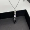 Kedjor Personlighet Fashion Dagger Inlaid Blue Cubic Zirconia Pendant Halsband för män och kvinnliga spelare utsökta lyxsmycken