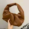 BottegavVeneta Sacs fourre-tout La pochette à bandoulière Sacs à main Simple Croissant en cuir de vachette plissée Conception de niche Ins Sac de nuage portable super chaud et à la mode f HBTB