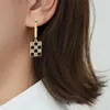 Pendientes de tuerca Vintage para mujer, gota de cuadros en blanco y negro, moda de Corea, joyería asimétrica de diamantes de imitación, borla y perla