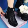 Buty modne buty na swobodne buty kobiety 2024 Zimowe ciepłe plus aksamitne czarne buty do kostek grube bawełniane trampki Zapatillas 231123