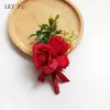 Inne modne akcesoria LKy Fr Boutonniere Wedding Nagarstka Corsage Bransoletka Kwiaty Sztuczne róże szpilki Białe guziki Małżeństwo Małże Mężczyzny J230422