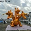 En magnifik och livlig uppblåsbar gyllene trehövd drake för utställning eller kommersiell dekoration på fester och stora