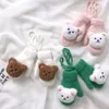 Новые 9 цветов для детей от 1 до 4 лет с мультяшным медведем, детские перчатки, варежки, зимние теплые детские перчатки с длинными пальцами для маленьких девочек, вязаные детские принадлежности