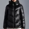 Moda deisgner krótka damka kurtka V-Stripe Design z kapturem puffer kurtka odznaka ramię w zima swobodne kurtki Kobiety ciepły płaszcz rozmiar 1--4
