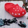 Maquette de sabots gonflables rouges personnalisés, pantoufles avec souffleur pour salon commercial/publicité/décoration commerciale