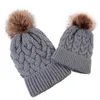 Accessoires pour cheveux Bonnets parents-enfants Chapeaux Adultes Enfants Bébé Hiver Chaud Câble Tricot Chapeau Bobbles Famille Correspondant Casquettes Avec Pom Ball