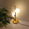 Tischlampen Einfache weiße Glaskugel Nordic Creative Schlafzimmer Nachttischlampe Eisen Gold LED Leuchte