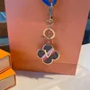 Luxurys Designer Keychain Araba Çantası Anahtar Zinciri Orijinal Kutu Klasik Eski Çiçek Anahtar Kezlikleri Erkek Çantası Kolye Aksesuarları Hediyeler