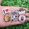 MOQ 20st Cartoon Animal Cat Mom Fishbone PVC Söt charm för CLOG Sandaler Sko tillbehör Buckle Decoration For Boys Girls Children Gift