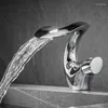 Robinets d'évier de salle de bains Installation de pont de robinet de lavabo de cascade en laiton et robinet mixte froid or brossé/gris lavabo à poignée unique