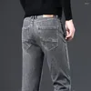 Męskie dżinsy ładne jesień i zimowa marka pasują do prostego ciemnego szarego dżinsowego klasycznego mody młodzieżowej mody męskiej