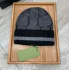 Fashionabla lyxiga brimfria hattdesigner män och kvinnors stickade hatt höst ull hatt brev jacquard unisex kashmir brev avslappnad skalle utomhus hatt yyss