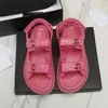 Yaz Popüler Kadın Sandaletler 2023 Moda Kanalı Lüks Marka İş Marka İş Başarısı Seyahat Mektubu Logosu Kadın Yüksek Topuklu Erkekler Düz Ayakkabıları 07-0012