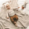 Byxor födda babybyxor för pojkar flickor kläder solid bomull stretch hög midja småbarn kostym spädbarn pp 230422