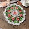 Tovagliette da tavola 35cm Biancheria da letto in pizzo ricamato a mano rosa rotondo Fiori 3d Copertura universale per caffè in cotone per matrimonio e Natale