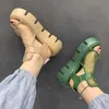 Sandálias sandálias Mulheres 2022 Verão Novo moda de moda espessura Brandável Eugene Yarn Mesh Magia Pasta Roman Sandals Hook Loop J0422