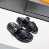 Designer Kvinnor Tofflor Platt Komfort Mule BOM DIA Präglade Metallic Kalvläder Sandaler Spänne Platta Häl Slides