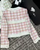 Jaquetas femininas designer 2023 primavera/verão novo estilo suave e doce versátil idade reduzida luz xadrez contraste em torno do pescoço casaco curto osnp
