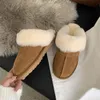 Chinelos de pele de ovelha um sapato botas de neve de lã verdadeira quente e fofo sola grossa sapatos de algodão de lã sair para usar sapatos de lã meio esfregão 231123
