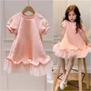 Flickaklänningar Våren och sommaren 2023 barnflickor rosa västerländsk stil mesh kortärmad prinsessa klänning barn vestidos