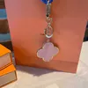 Luxurys Designer Keychain Araba Çantası Anahtar Zinciri Orijinal Kutu Klasik Eski Çiçek Anahtar Kezlikleri Erkek Çantası Kolye Aksesuarları Hediyeler