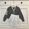 Luxury Designer Kids Tracksuits Girl Autumn Kirt Baby Clothes Storlek 100-160 Tröja Cardigan och veckad klänning nov25