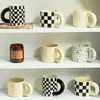 Mokken Nordic Monochrome Cup Zwart en Wit Dambord Mok Keramische Cup Ins Koffiekopje Schotel Afternoon Tea Cups Creatieve Mokken 231122