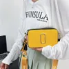 Perakende kadın çantaları yeni 2023 marc kontrast rengi küçük kare çanta trend mektubu tek omuz messenger çantası256e