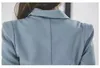디자이너 2023 스프링 및 가을 코트 New Slim Fit Double Button 인기있는 카키색 바람막이 여성을위한