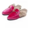 Slippers Dames Koe Suede Metalen Ketting Slippers Voor Zomer En Winter Kunstmatige Konijnenharen Ronde Neus Platte Slippers In Roze Rood Blauw 45-35 231123