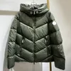 Moda deisgner krótka damka kurtka V-Stripe Design z kapturem puffer kurtka odznaka ramię w zima swobodne kurtki Kobiety ciepły płaszcz rozmiar 1--4