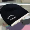 Diseño de moda clásico Gorras de calavera Marca de moda Impresión de letras Sombreros de punto de lana Gorro Gorro Otoño Invierno Hombres Mujeres Equipado Color sólido Mantener caliente Sombrero Accesorios